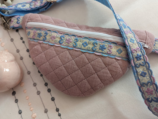 sac banane enfant matelassé rose (en partie upcyclé)