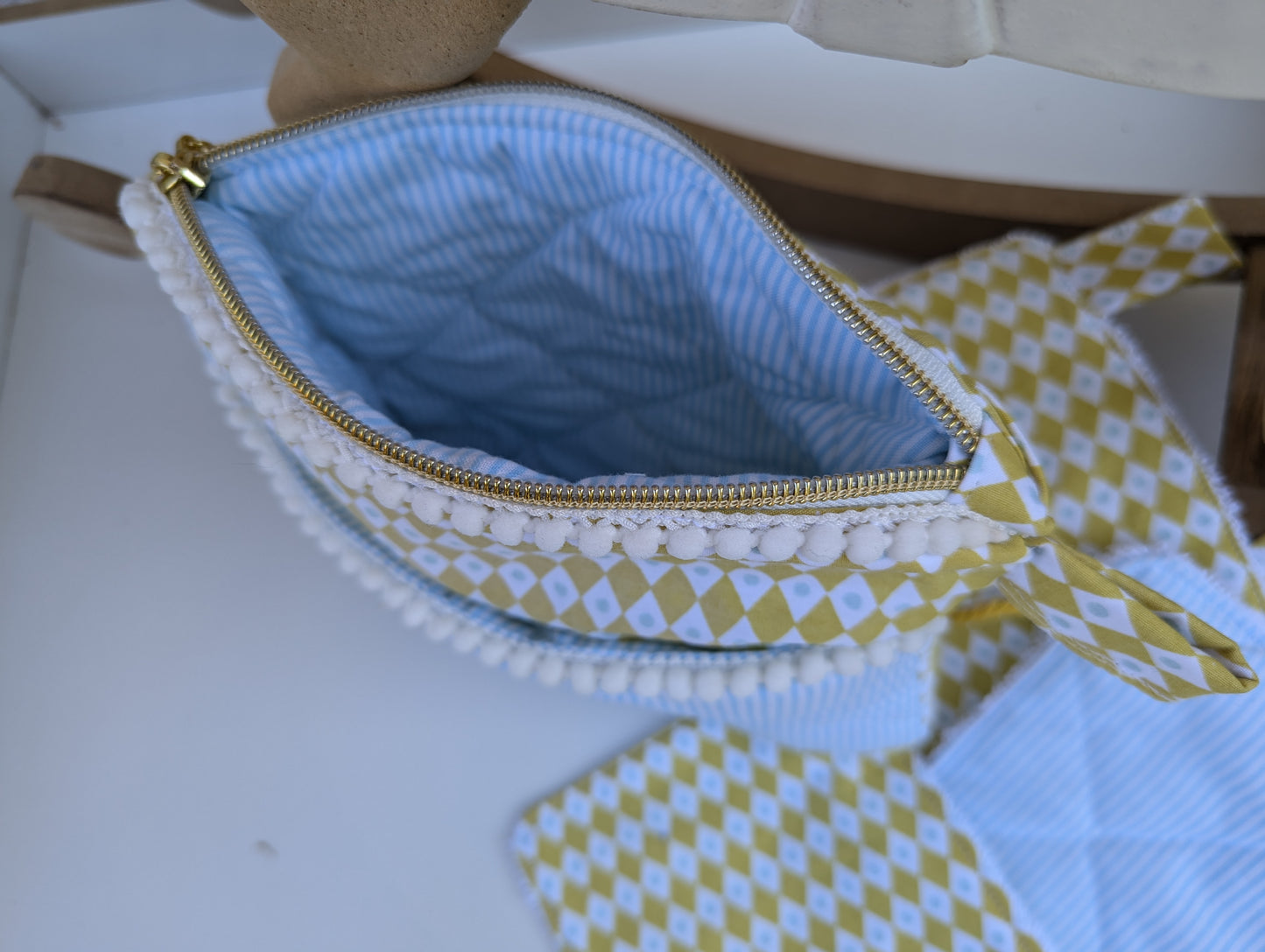 Ensemble Petite trousse pompons bébé et ses lingettes