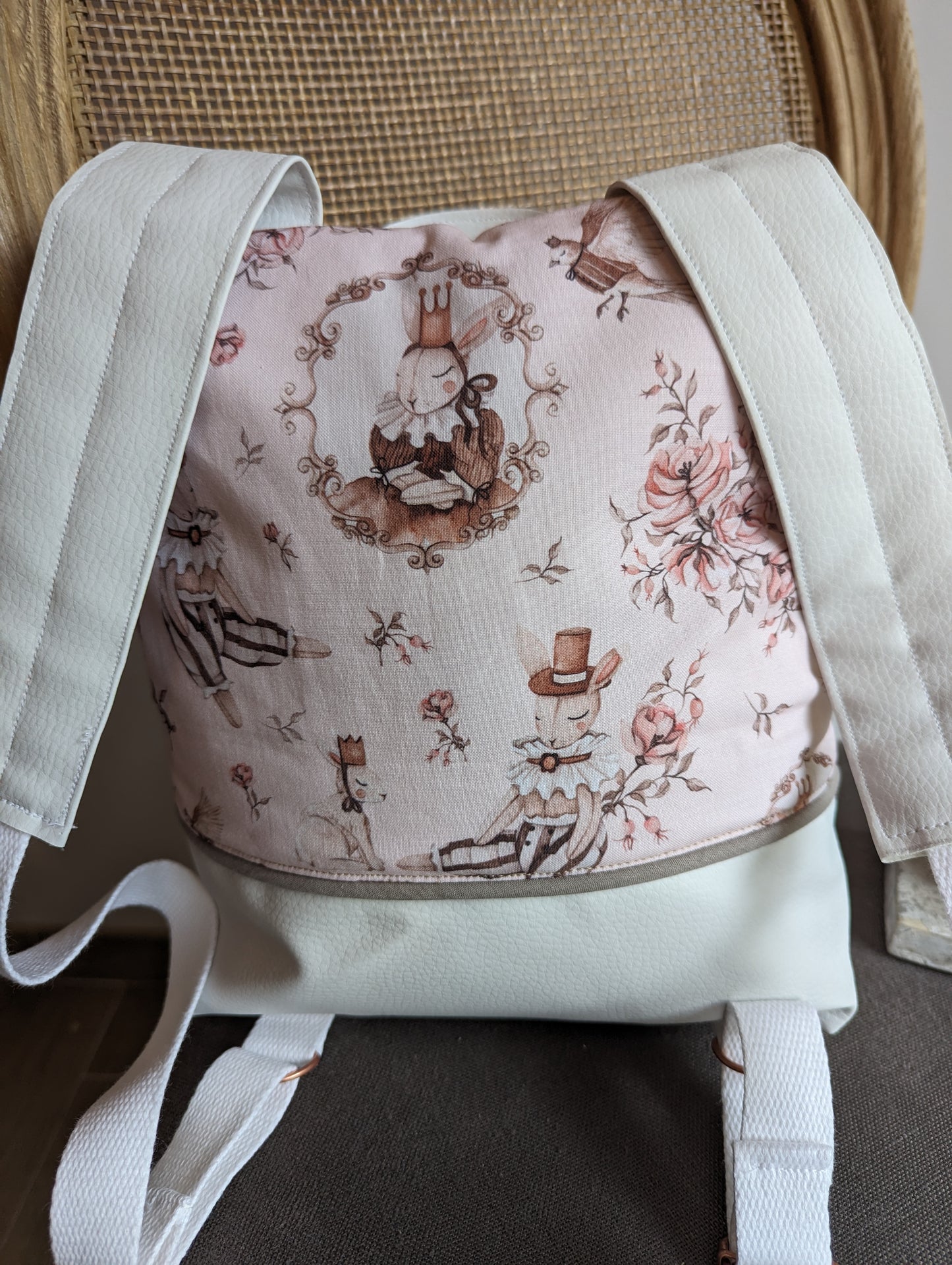 Sac à dos maternelle, simili blanc, velours rose et tissu lapin