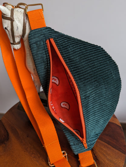 Sac banane  enfant en velours vert upcyclé , bandana orange