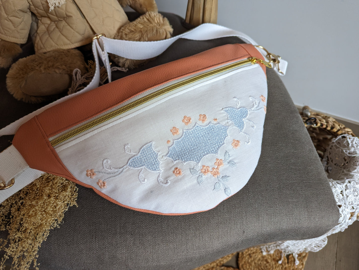 Sac Banane femme Simili couleur saumon et broderie upcyclée