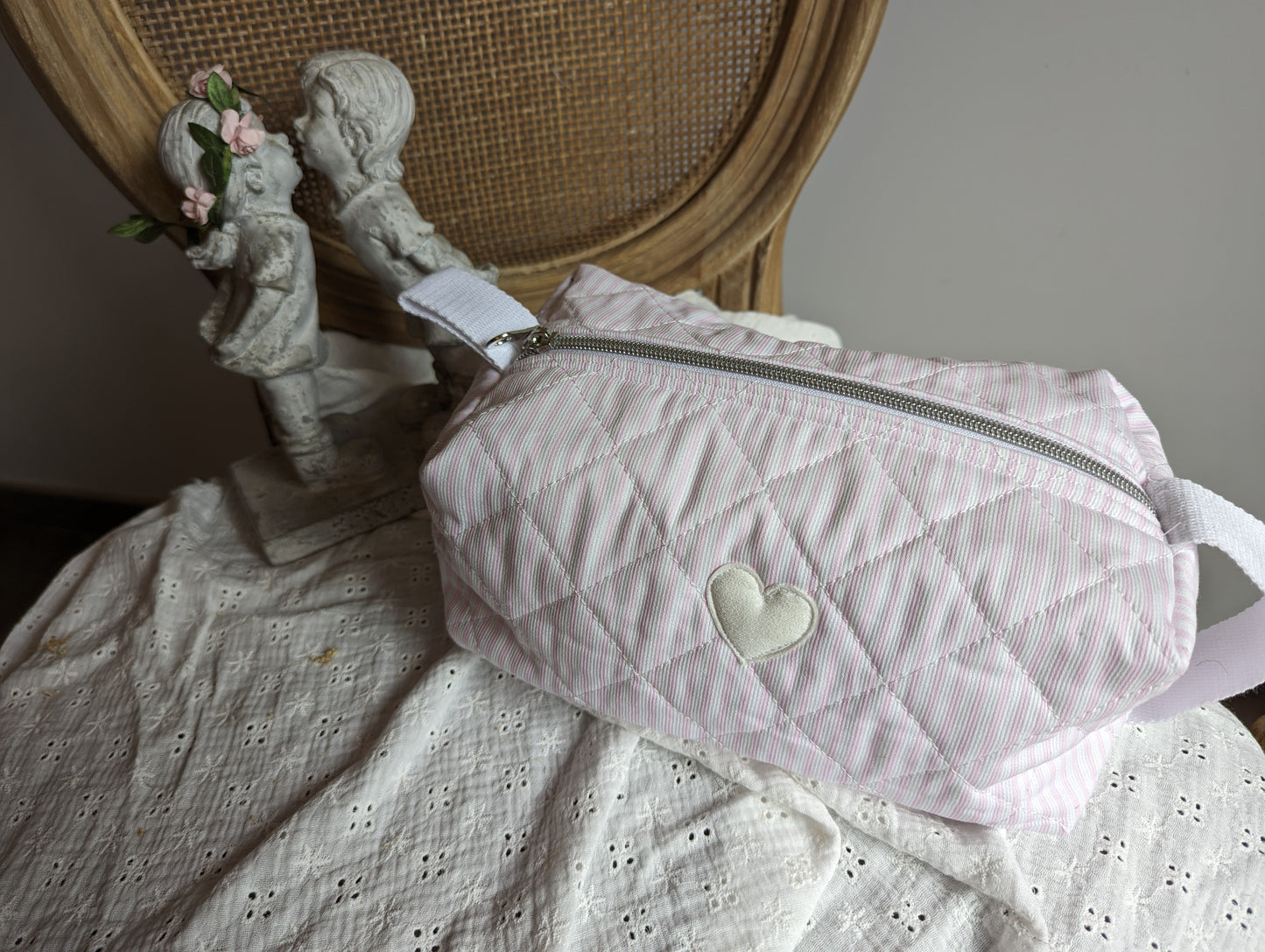 Trousse rayée blanche et rose cœur