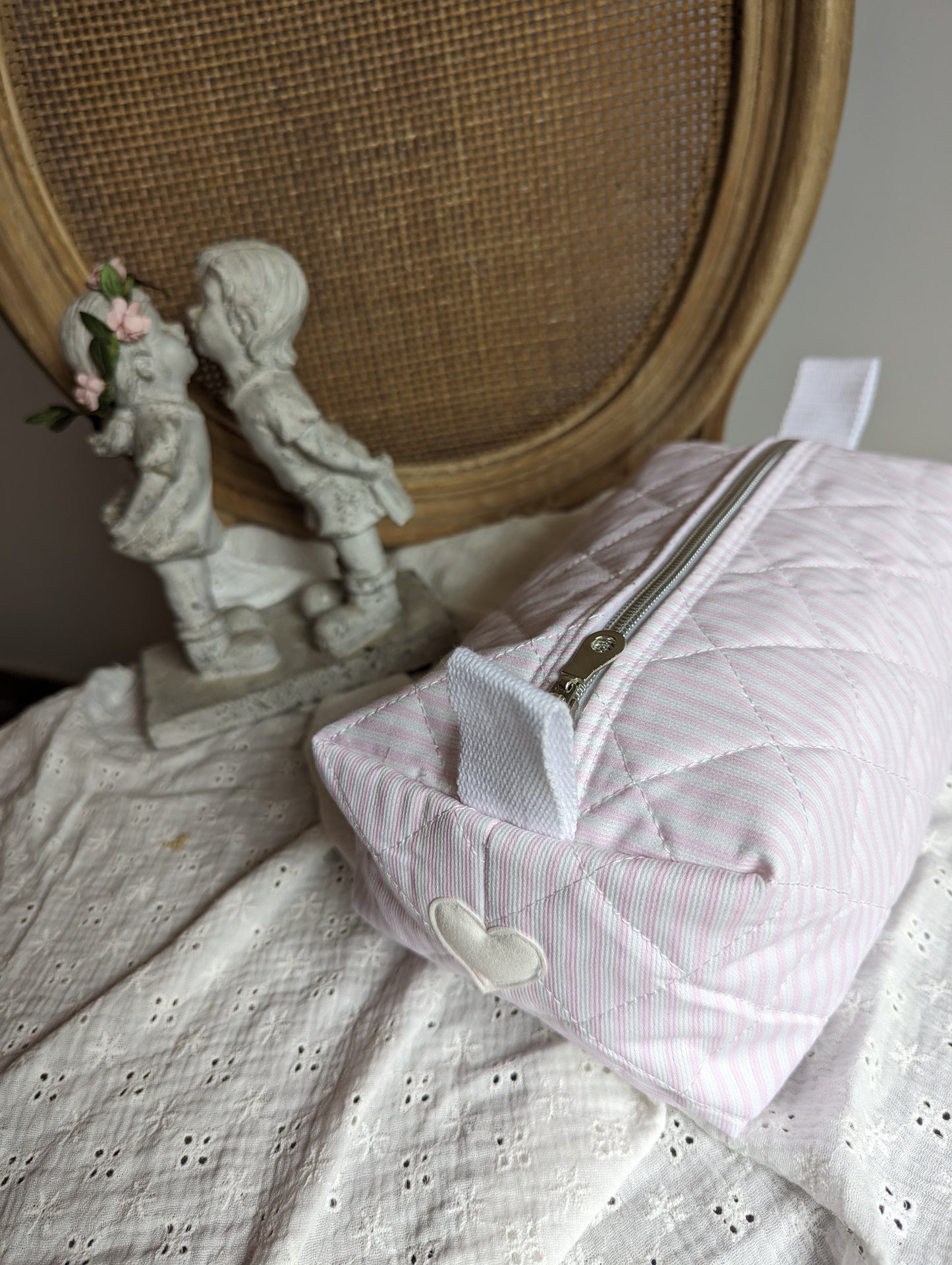 Trousse rayée blanche et rose cœur